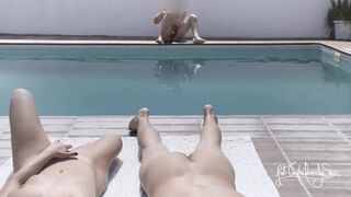 Blikanie a rozlievanie cudzincovi v nudistickom stredisku!