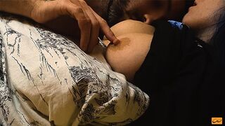 Horúce bozky a lízanie prsníkov pre tínedžera s perfektnými bradavkami