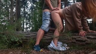Cudzinec ho šuká v obchode so psami, keď mu vyfajčím vtáka v lese