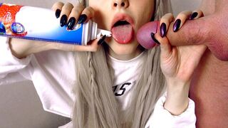 Lahodné raňajky s roztomilou blond: jedlo a semeno v ústach
