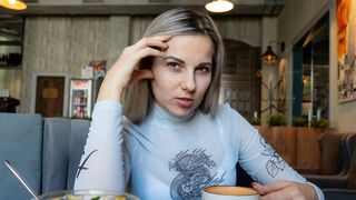 Vibrátor diaľkového ovládania v preplnenej kaviarni - Letty black