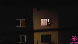 Pozrite sa na dve lesbičky cez okno a navštívte ich na divokej trojke