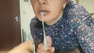 Nikomu to nehovor! Hot milf nevlastná matka s fajkou pomáha jej nevlastný syn a dostane sa do úst