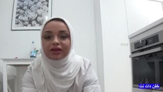 Arabský milf volá svojmu nevlastnému priateľovi kvôli tvrdému jebaniu, kým je v práci