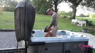 Passionate outside fuck in a hot jacuzzi on a stodola víkend