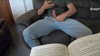 Syn drzého nevlastného syna! zatiaľ čo nevlastná matka číta, pozerá porno a bije vtáka