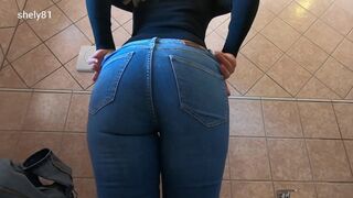 Má na sebe sexy džínsy, ukazuje svoj veľký zadok a masturbuje