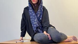 Hot Arab milf fucks bankár pre colné