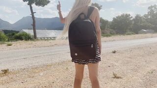Zastavená teenagerka blondínka jebe jej vtáka tvrdo