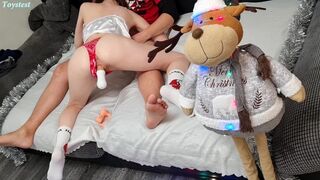 Teenage amatérske dievča vám ukazuje, ako chce divokú trojku s falošným vtákom