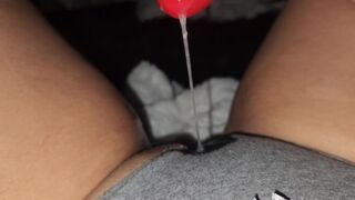 Keď pozerá porno, má premočené nohavičky a teší sa jej!