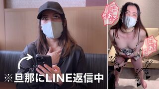 Krásna žena stojaca s striekaním v zápov japonský amatérsky video