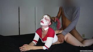 Harley Quinn fajčí obrovského vtáka tvrdo a jazdí na ňom, kým sa to neteší v nočnej verzii