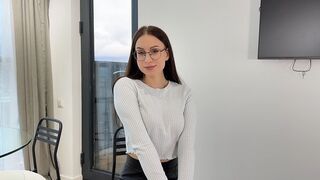 Horúca Ava tvrdo pracuje, aby dostal prácu a naplnil ústa