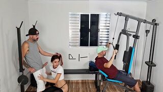 Exkluzívne, žena tvrdo šuká svojho manžela zozadu v telocvični!