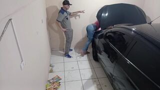 Horúca mladá suka u mechanika šuká zamestnanca