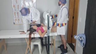 Chcem, aby lekársky tím pretiahol pacienta so zaviazanými očami!