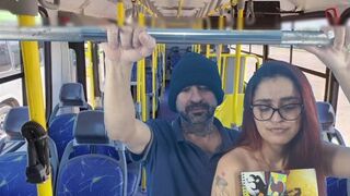 Študentské dievča jebe cudzinec v autobuse zozadu!