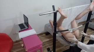 Red dospievajúci amatér otvára pre perverzné gynekológ