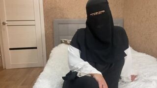 Horúci arabský milf dáva svojim nevlastným synom lesklé pokyny