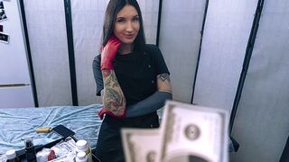 Sexy sestrička v latexových rukaviciach pomáha jej pacientke dávať vzorky spermií