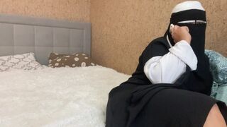 Arabská žena telefonuje a dotýka sa kundičky orgazmu