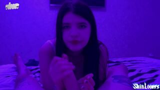 Divoký sex v neónovom svetle s dospievajúcimi amatérmi