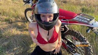 Hot biker kočka cuca motorkára v enduro poli