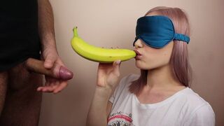 Malá nevlastná sestra hrať v ovocnej hre zaviazané