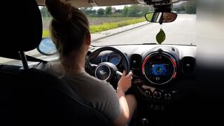 Horúca žena, ktorá fajčí cudzinca v aute na verejnej ulici