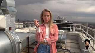Horúca suka skoro prehltla vtáka na ulici