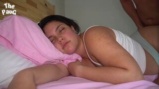 Rozmaznaný nevlastný brat chce šukať o 11:00 ráno