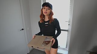 Sexy školáčka kuriérka zjedla moju pizzu a pretiahol som ju