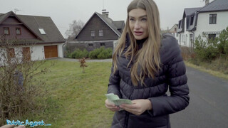 Verejný agent - malé prsia suky kurva pre peniaze