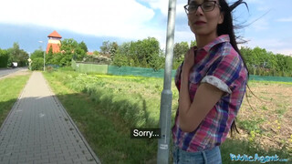 Verejný agent - plaché dospievajúce dievča na lúke
