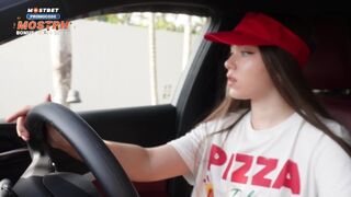 Pretiahol som pizzu za to, že mešká, a odmenil som jej kundičku obrovskou chuťou