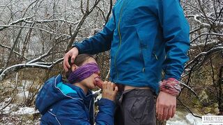 Verejné fajka a požitie kohúta na brehu horskej rieky