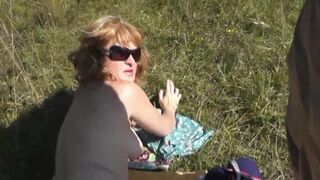 Wild Beach pervert čumí na sexy blondínky milf zatiaľ čo opaľovanie nahý, bitie tvrdého vtáka a spritzing v pow