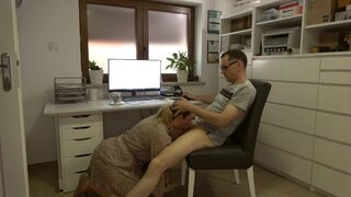 Sekretár donesie kávu do kancelárie, potom tvrdo jazdí so svojou tesnou kundou, tlačí na tvár