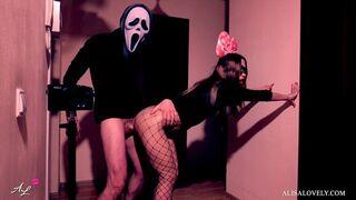 Maskované šialenstvo tvrdý jebať hnedé dievča pred zrkadlom - Halloween role hrať fetish doubles hra