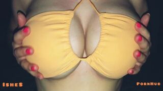 Prsia v bazéne v sexy podprsenke