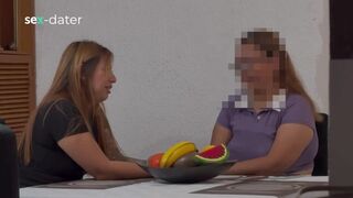 Teplá dospelá žena prstovaná mladá lesbická kundička, zatiaľ čo ona si užíva svoju spritzing