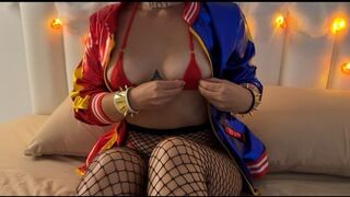 Ufo šuká Harley Quinn v červených mikrovlnných bikini v každej diere