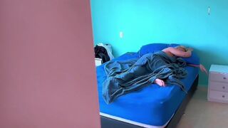 Prekvapenie pre moju nevlastnú sestru, keď ma mama prichytila, ako šukám jej veľkú riť a jej tesnú kundičku. Časť 1