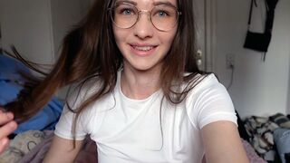 Nevinný tínedžer šuká svoju kundičku s veľkými ústami v kovbojských šatách!