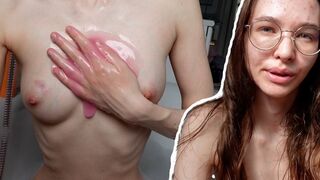 Perfektné chudé dospievajúce dievča, ktoré si umýva svoje malé telo a holí si svoje obrovské pery