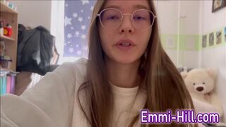 Teenage suka dostane tvrdý prst a spreje!