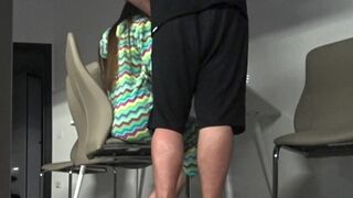 Sexi dáma podvádza svojho manžela so svojou najlepšou priateľkou v kuchyni