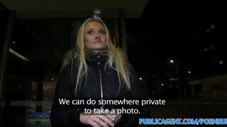 PublicAgent - plachá blondínka otriasla