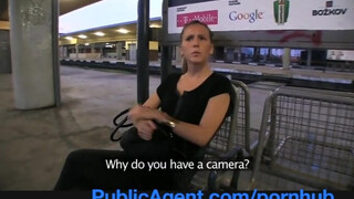 PublicAgent - smutné dievča čakajúce na vlak